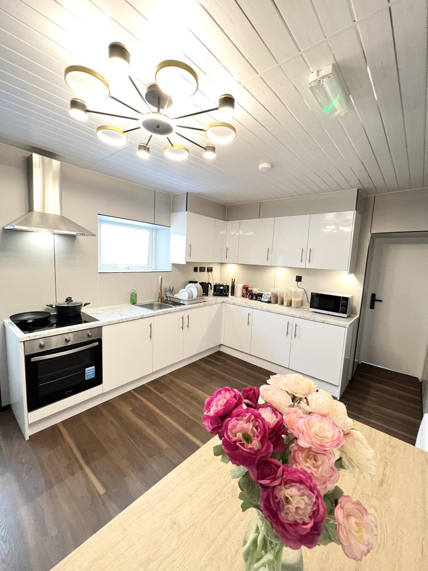 Welsh Holiday Accommodation - Modern Living Pembroke Dock Extérieur photo